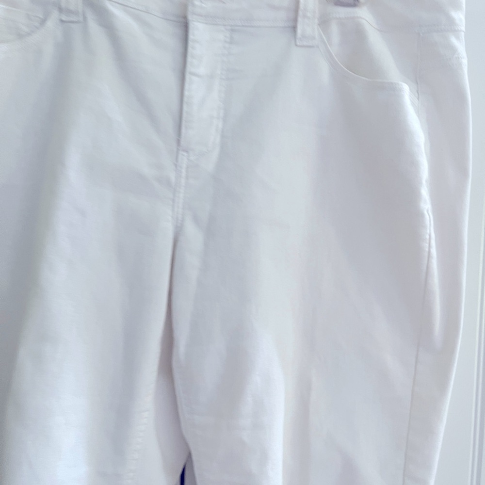 🩷🩷🩷White Denim Capri Jeans by Cato - Picture 3 of 4